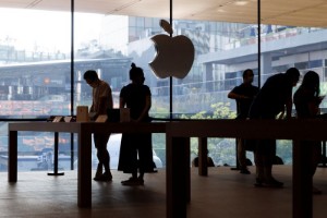 Ảnh của Apple's market value falls below $2 trillion for the first time since 2021