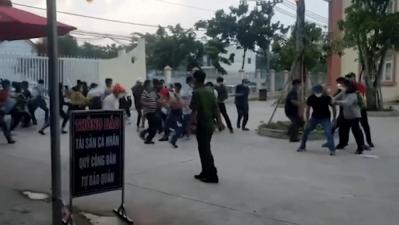 'Choáng' cảnh người dân xô đẩy nhau như 'ong vỡ tổ' để làm sổ đỏ