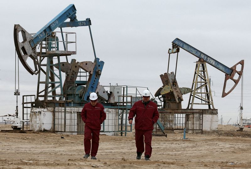 Oil up more than 5%, as Russia-EU energy quarrel intensifies