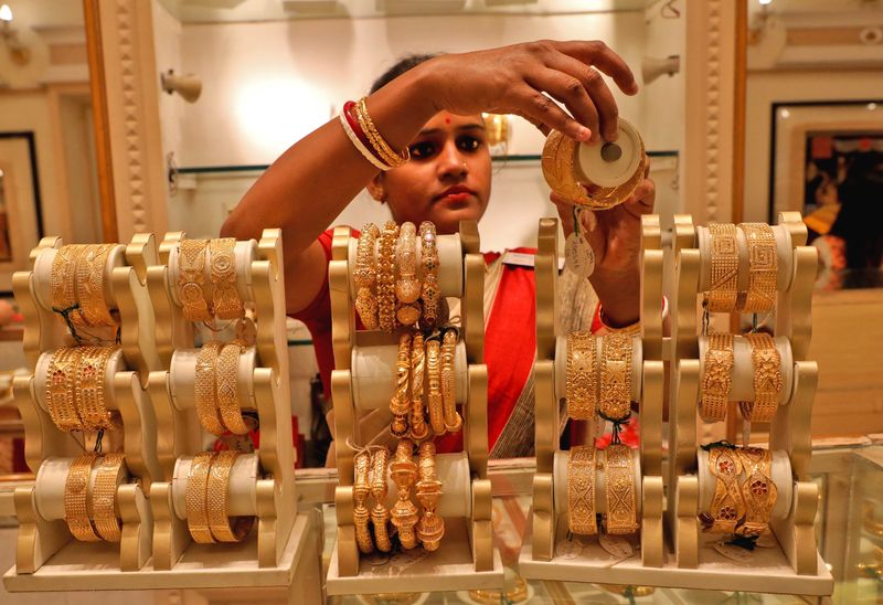 Gold falls as dollar inches higher; Fed minutes fail to surprise