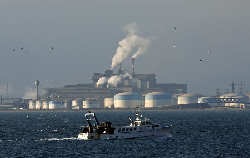 Dầu tăng giá khi Trung Quốc gỡ phong tỏa và EU ban hành lệnh cấm dầu của Nga