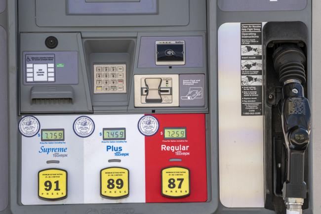 Sizzling Gasoline Market in US Cools With Futures, Pump Price Dip