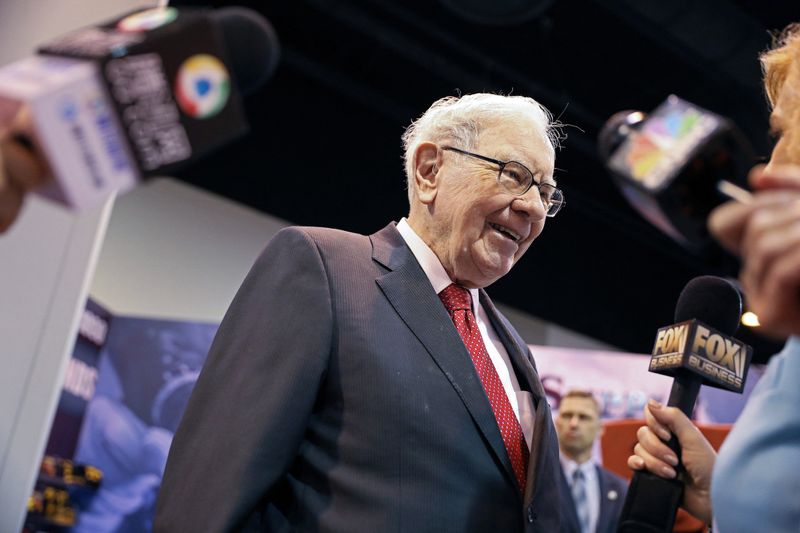 Bidding tops $13.1 million for Warren Buffett charity lunch