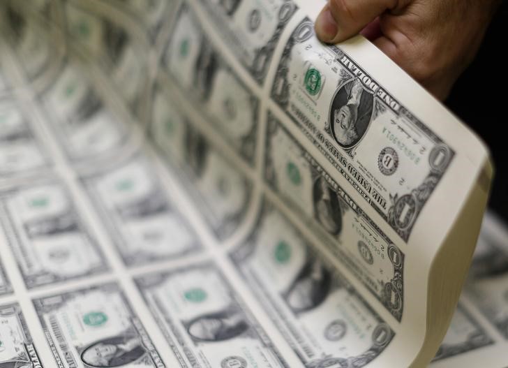 Dollar Gains Ahead of Powell's Testimony; U.K. CPI Hits 40-Year High