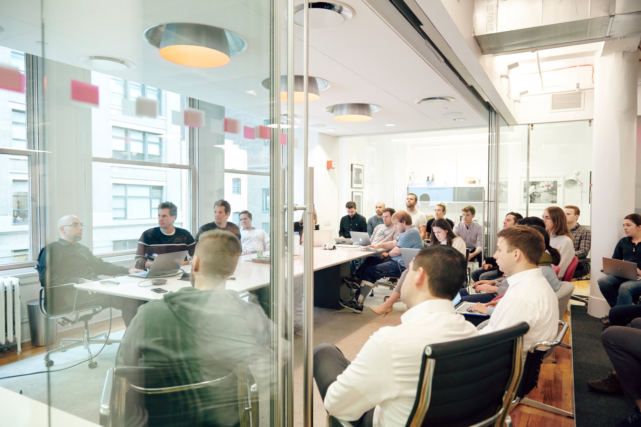 Hai anh em Winklevoss trong một cuộc họp với đội ngũ Gemini tại trụ sở của sàn giao dịch ở thành phố New York