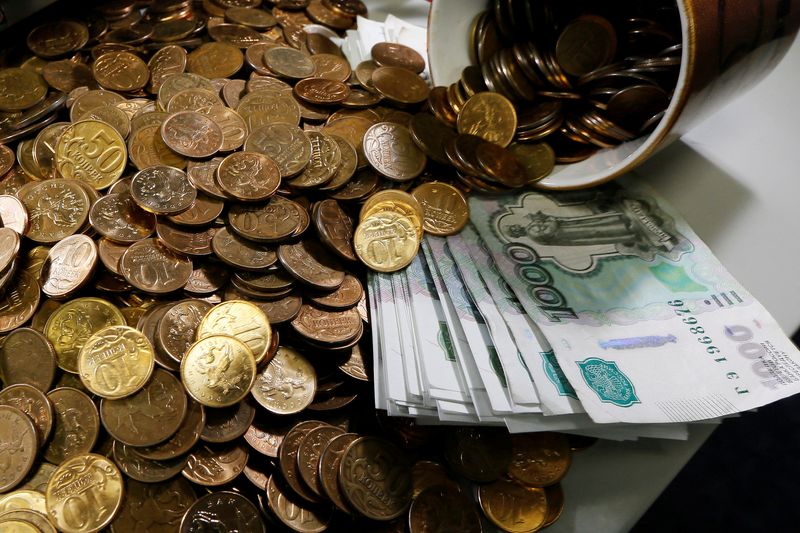 Russian rouble sinks ahead of expected rate cut