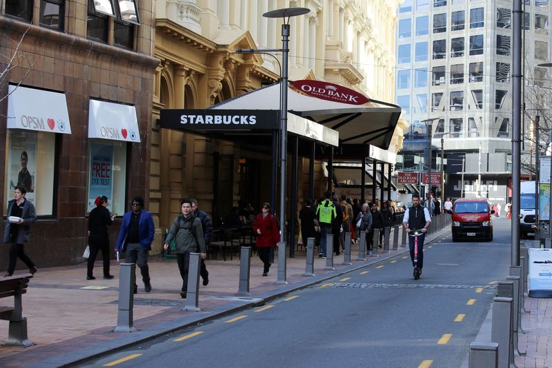 New Zealand consumers, businesses gloomy, economic risks grow