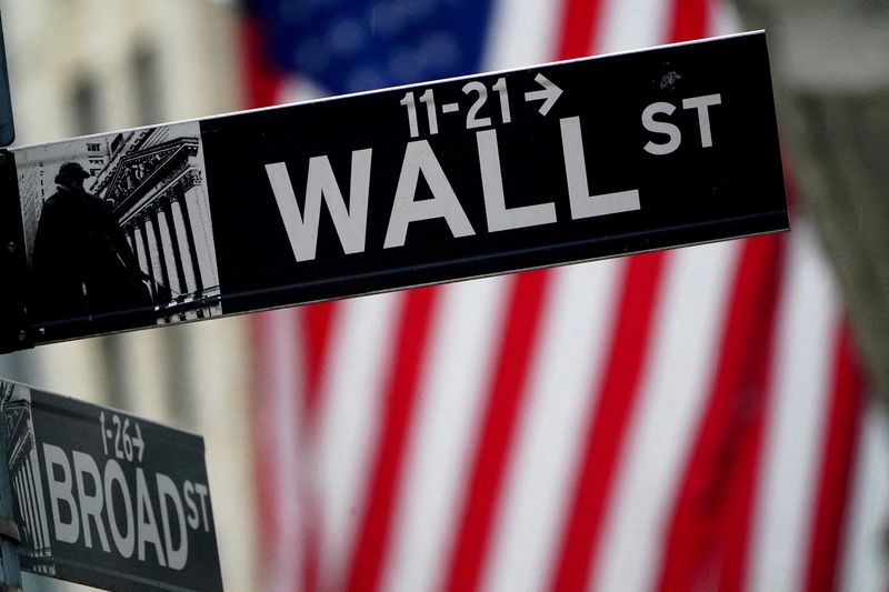 U.S. banker bonuses set to slide while traders benefit -study