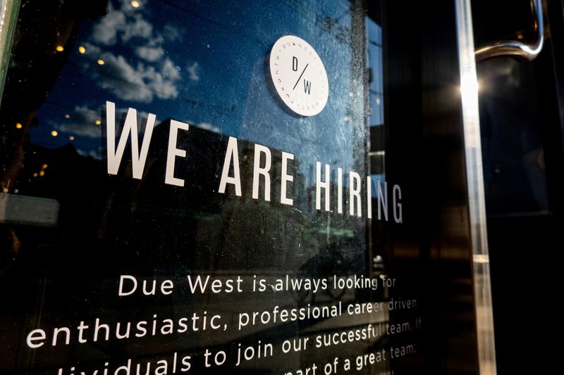 Canada loses 30,600 jobs, unemployment rate stays at record low 4.9%
