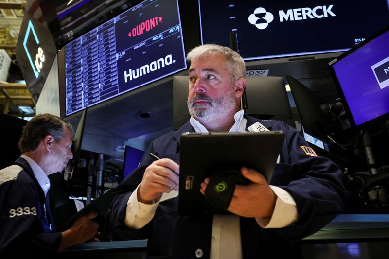 Wall St falls as growth stocks slide, Target weighs on retail shares