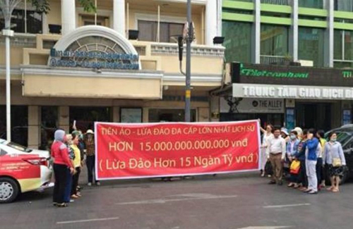 Hàng trăm nhà đầu tư căng băng rôn tố đường dây lừa đảo tiền ảo đa cấp hơn 15.000 tỷ đồng.