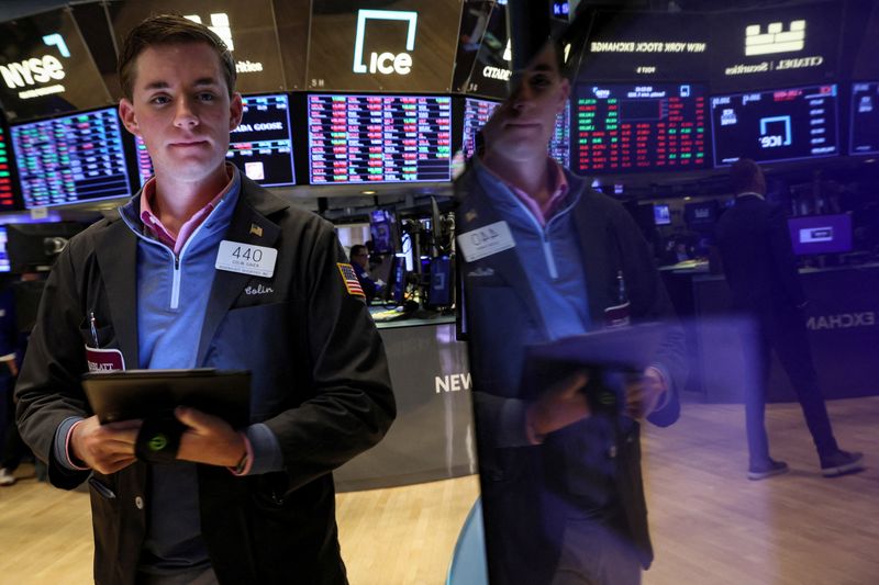 S&P 500 Slips as Yield Surge Weighs on Tech