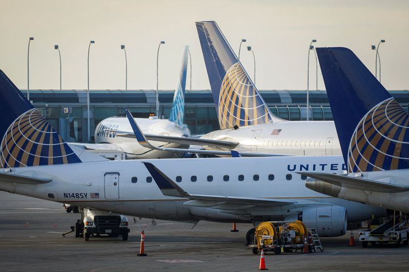 United Airlines lifts third-quarter revenue, profit forecast