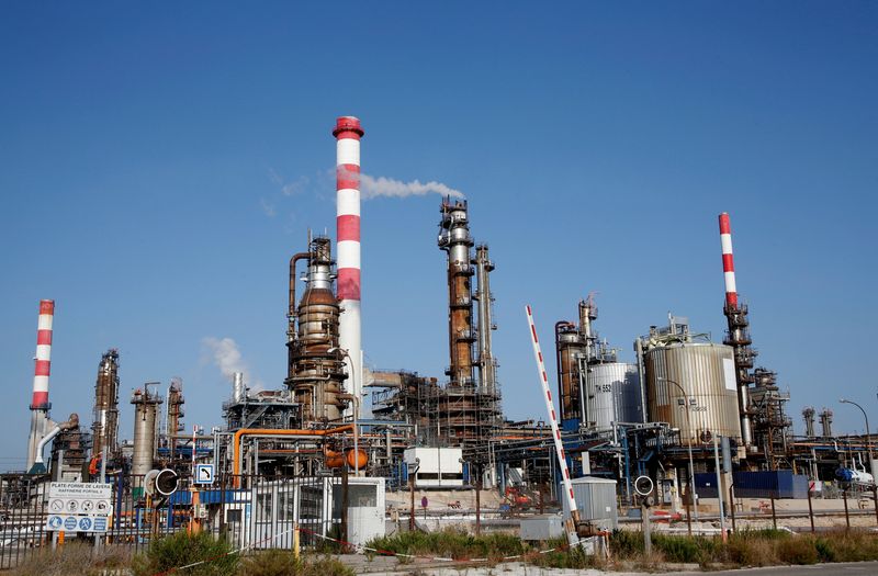 Oil ticks up on correction, on track for weekly loss on recession fears