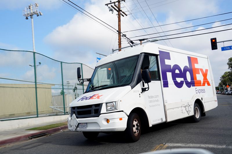 FedEx posts over 5% rise in quarterly revenue