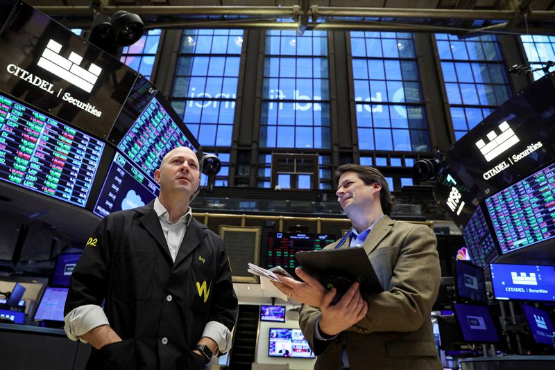 Dow đóng cửa giảm khi thị trường tiếp tục biến động sau cuộc họp của Fed