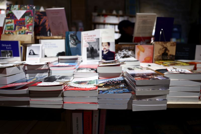 France sets minimum delivery fee for online book orders