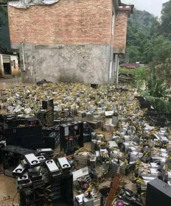 Hàng nghìn máy đào tiền ảo thành phế liệu sau trận mưa lũ tại Tứ Xuyên. Ảnh: Weibo.