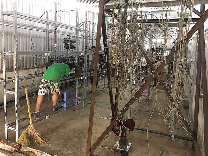 Hàng loạt chuồng trâu cày tiền ảo bỏ hoang, trâu cày tiền ảo “thất nghiệp”. Ảnh: QUANG HUY