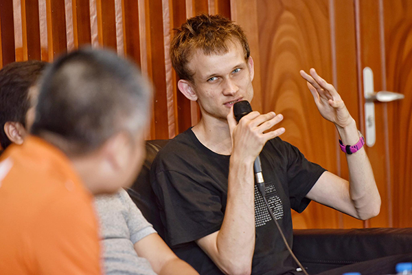 Vitalik Buterin trả lời câu hỏi của người điều phối.