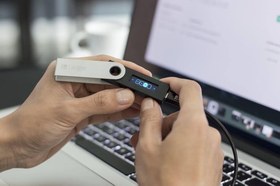 vi-tru-lanh-bitcoin-ledger-nano-s
