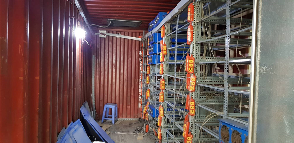 Không thể cầm cự được, nhiều chủ xưởng buộc phải rút điện bán tháo máy đào.