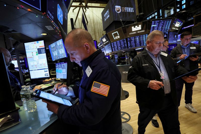 Wall St extends losses as recession worries mount, Apple drops