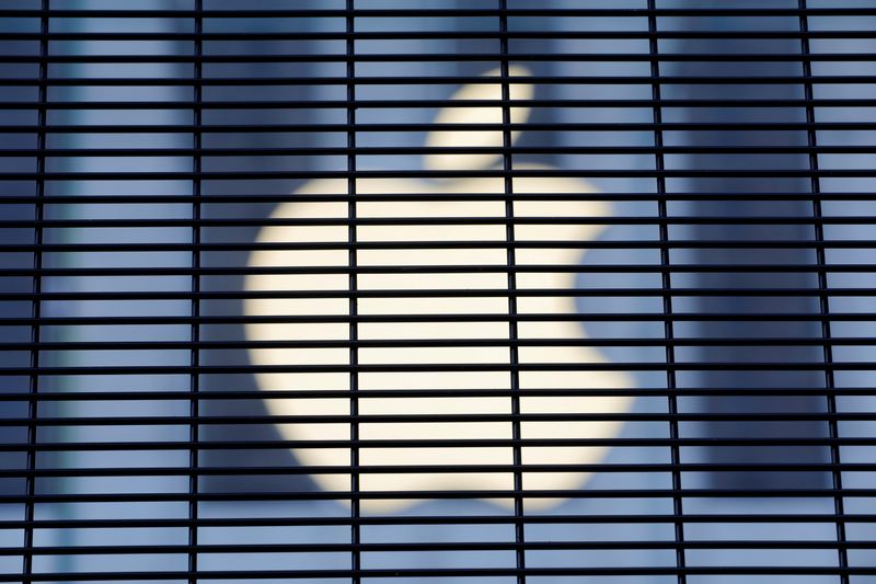 Apple offers hacking targets new options to secure data, chats