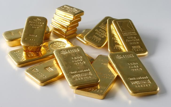 Gold hovers below $1,800, recession fears spur some safe haven demand