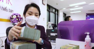 Lãi suất ngân hàng cao, người dân đi gửi tiền tăng vọt