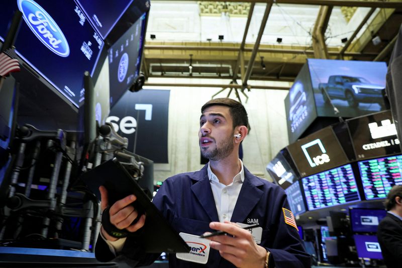 S&P 500 advances but on track to extend losing streak as wild swings continue