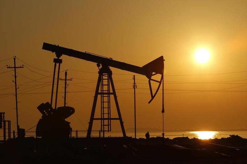 Dầu giảm giá khi tồn trữ dầu thô tăng mạnh