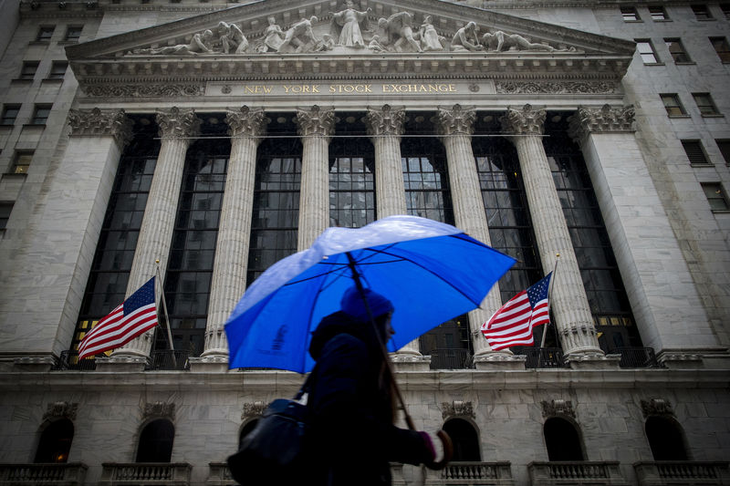 U.S. stocks fall as big banks kick off earnings season