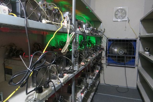 Nhà đầu tư bán gấp trâu cày Bitcoin vì lỗ đậm - Ảnh 2.