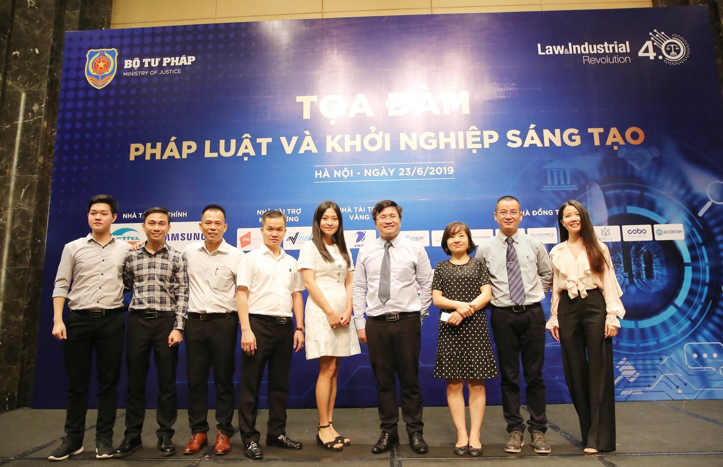Đại diện Viện Khoa Học Pháp Lý chụp hình lưu niệm với thành viên ban tổ chức Tọa Đàm