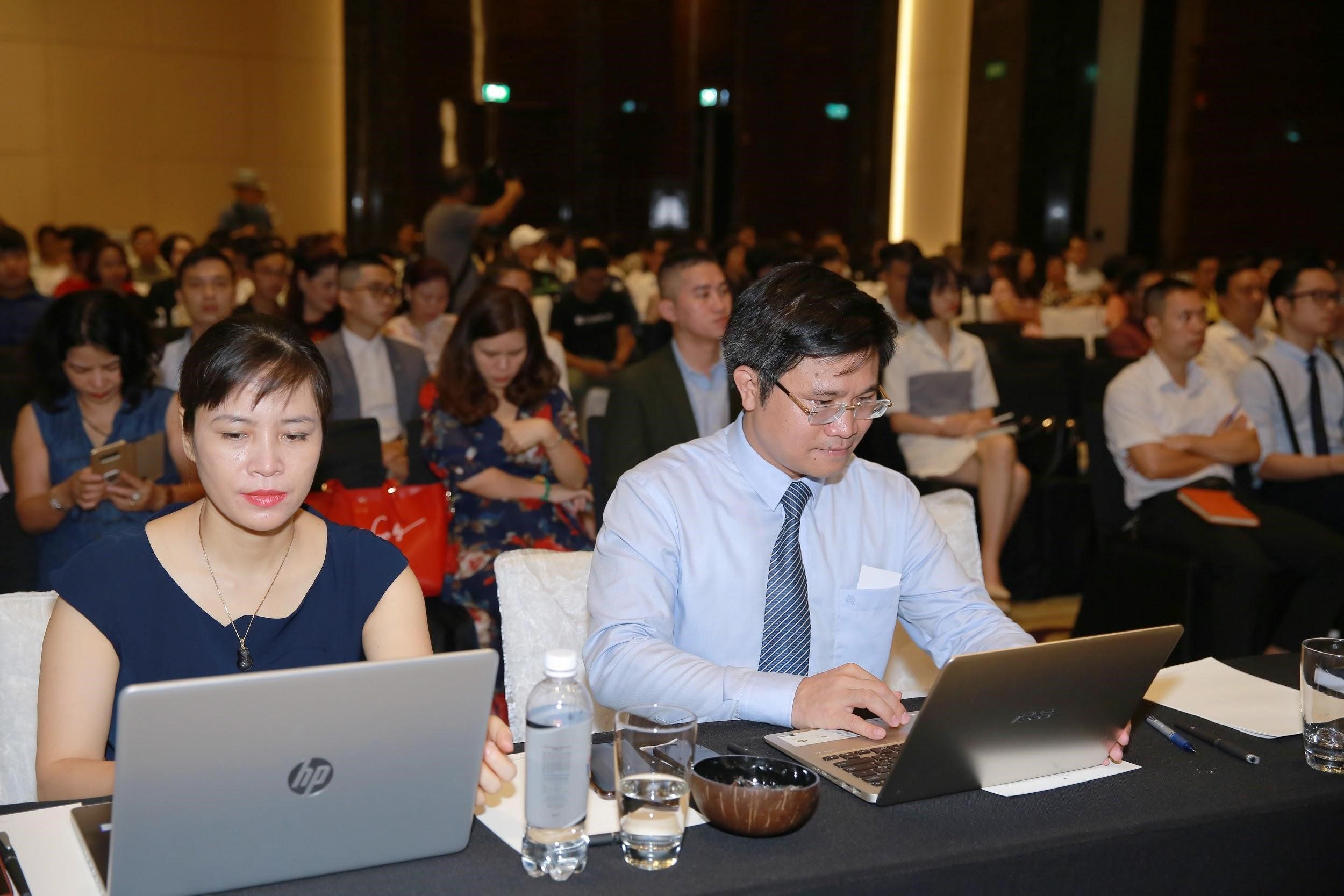 TS. Nguyễn Văn Cương - Viện Trưởng Viện Khoa Học Pháp Lý và TS. Chu Vi Hoa- Phó Viện Trưởng viện Khoa Học Pháp Lý.