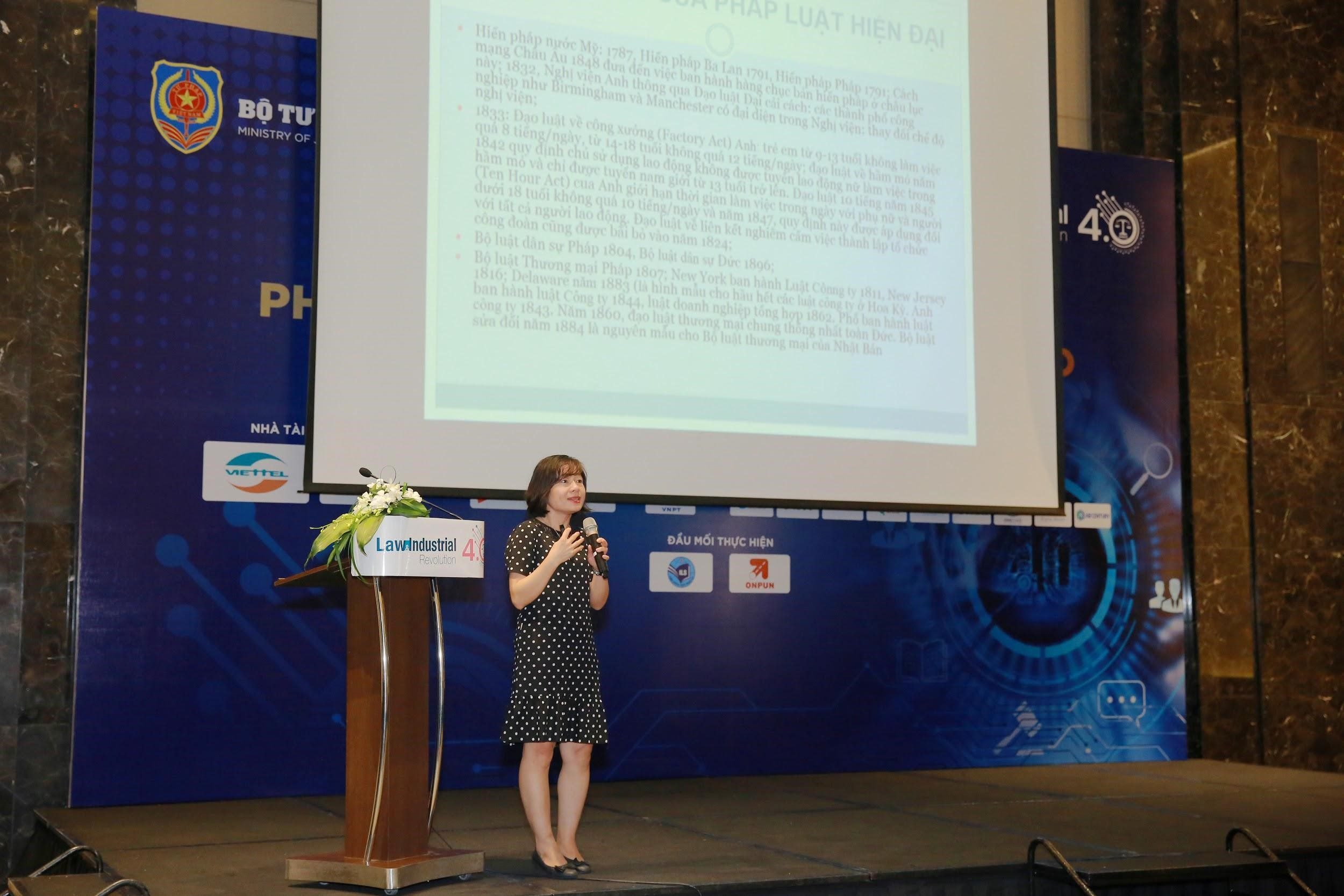 TS. Trần Thị Quang Hồng Trưởng ban Pháp luật Dân sự và Kinh tế - Viện Khoa học Pháp lý - Bộ Tư Pháp với bài tham luận “Ảnh hưởng của CMCN4.0 đến quá trình xây dựng và hoàn thiện hệ thống luật pháp”