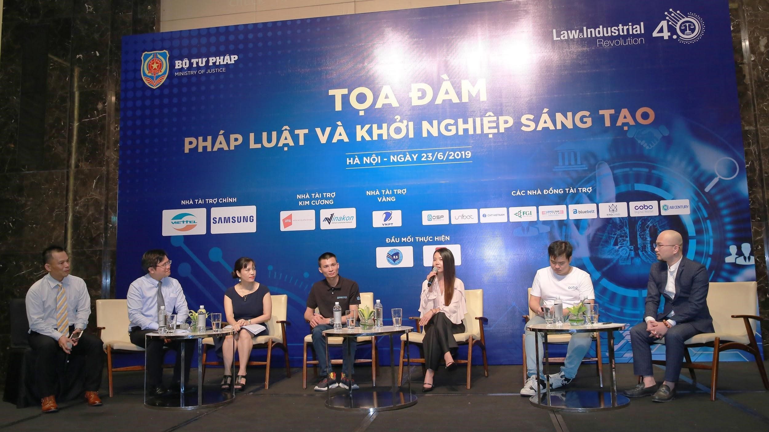 Thảo luận “Quản lý tài sản số (digital transaction) trên không gian điều khiển” với sự điều phối của Ông Lê Huy Hòa- Chuyên viên nghiên cứu phát triển CNTT và sự tham gia của TS. Nguyễn Văn Cương, TS. Chu Vi Hoa đại diện Viện Khoa Học Pháp Lý cùng với đại diện từ phía doanh nghiệp Ông Thuật Đỗ- Nghiên cứu sinh & Founder Kingchain media, Bà Trang Phùng - COO Sàn giao dịch tài sản kỹ thuật số BitcoinVN, Ông Giang Nguyễn - Country Manager Cobo Wallet và Ông Duy Đoàn - Chủ tịch HĐQT Fintech Green. (Từ trái sang)
