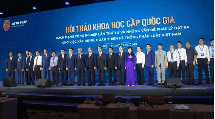 Thủ tướng Chính phủ Nguyễn Xuân Phúc, Phó Chủ tịch Quốc hội Uông Chu Lưu chụp ảnh lưu niệm cùng địa biểu tham dự.