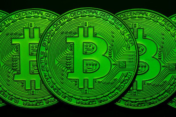 Cập nhật giá ngày 23/08: Bitcoin giữ vững được mức trên 10000 USD