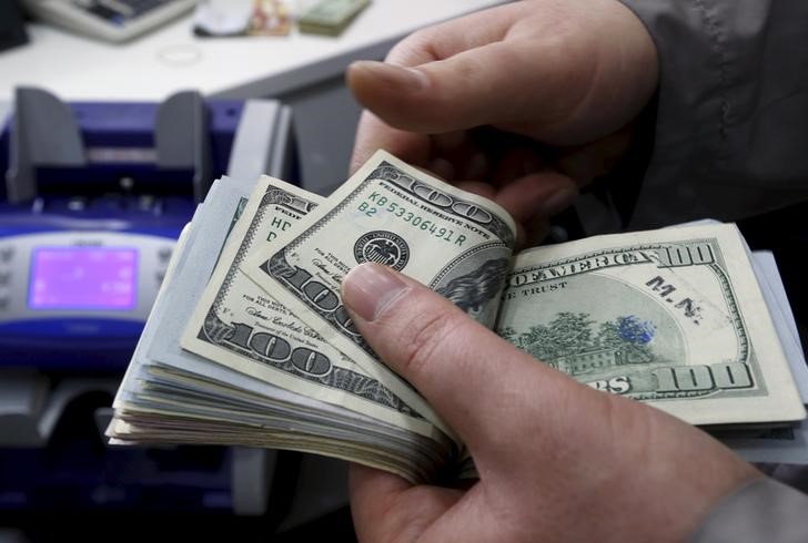 Dollar Largely Flat; Payrolls Release Set to End the Week