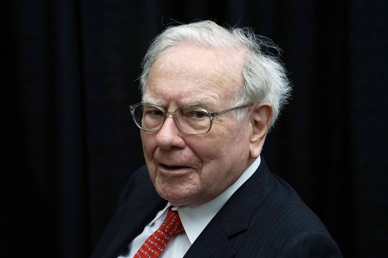 Warren Buffett tăng lượng nắm giữ CP hàng tạp hoá, giảm CP nhóm chăm sóc sức khỏe