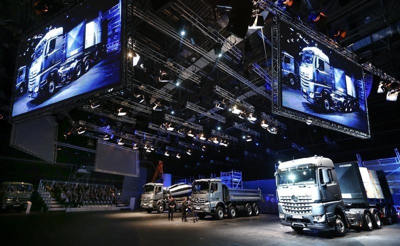 Chứng khoán Châu Âu giảm; Cổ phiếu nhà sản xuất xe tải Daimler ra mắt tại Frankfurt