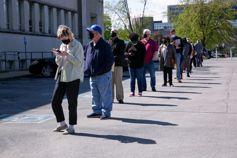 U.S. jobless claims drop, showing no Omicron hit yet