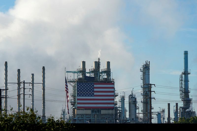 Talks between oil companies, U.S. union intensify as deadline nears