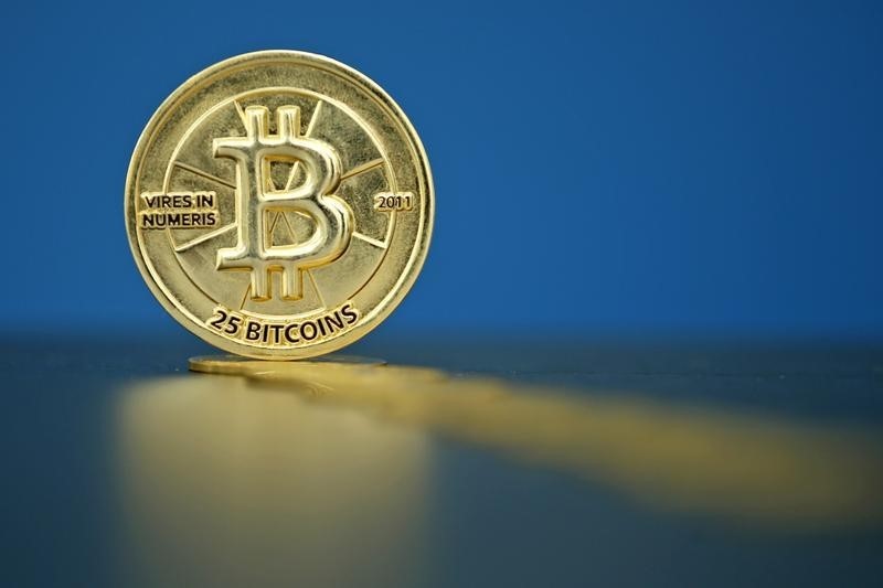 Bitcoin dives below $33K to fill futures gap amid record BTC ‘hodling’