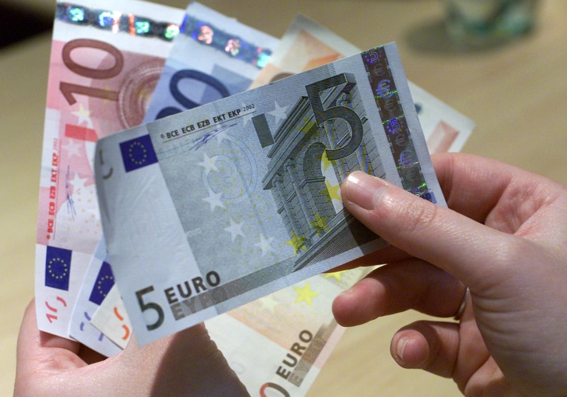 Căng thẳng Ukraine kéo theo đồng euro, hỗ trợ đô la và các đồng tiền an toàn